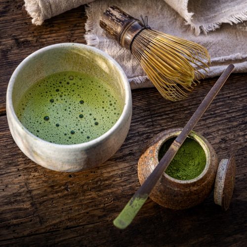 Popularna japońska herbata matcha cieszy się uznaniem wśród influencerów. Poznaj jej zdrowotne właściwości